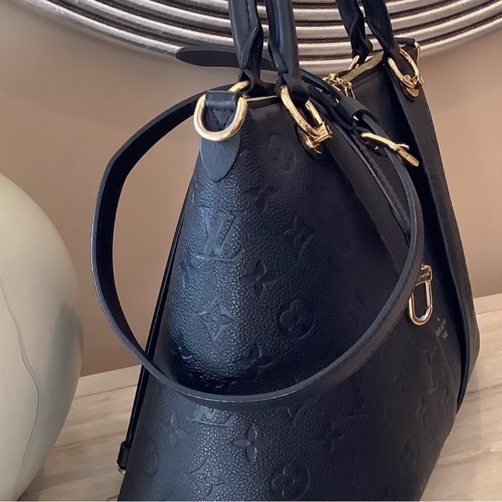 LOUIS VUITTON V Tote MM Black Leather Handbag EUC & Authentic - Picture 10 of 15